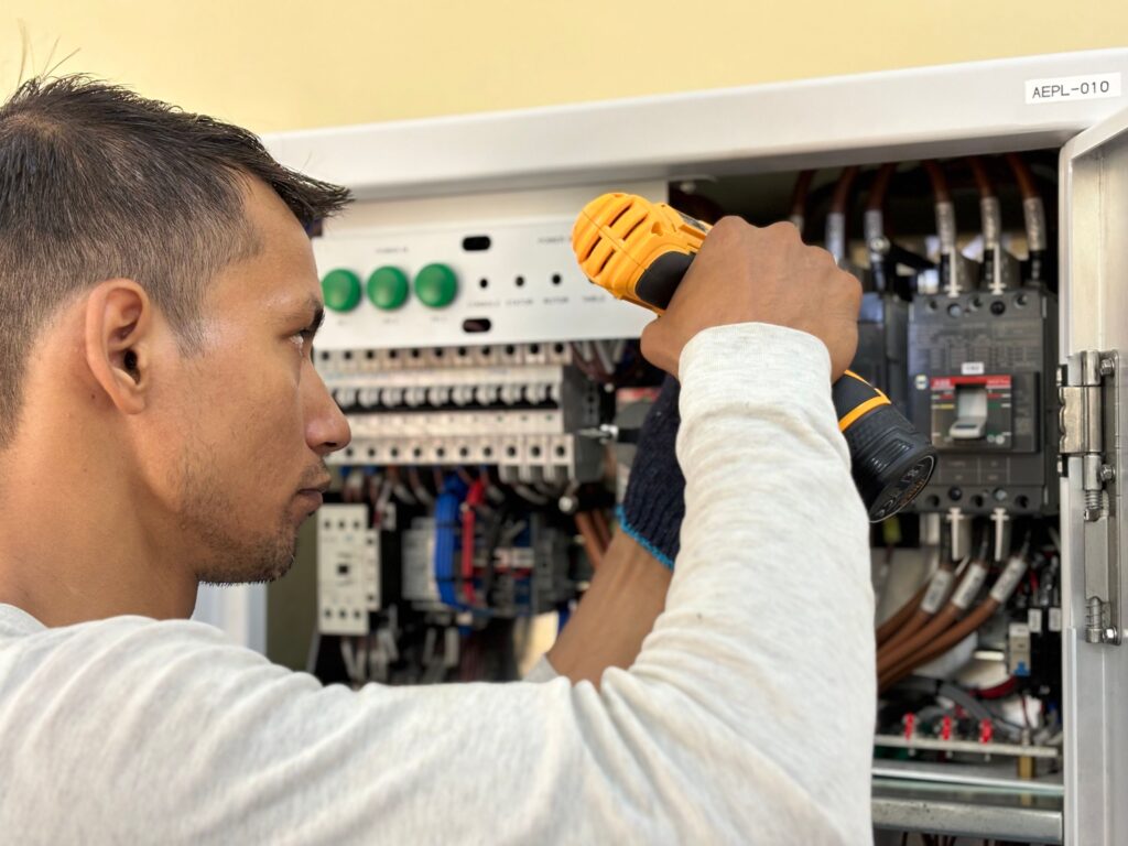 Home Electrician Kuwait providing professional electrical and appliance repair services
