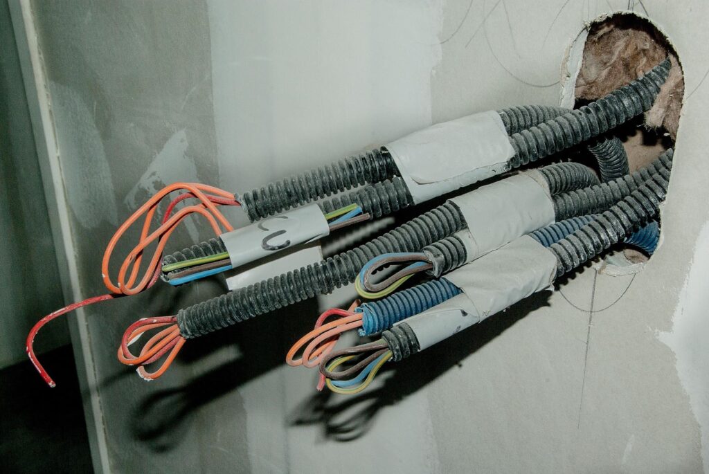 Emergency Electrician Kuwait providing fast home electrical repair service