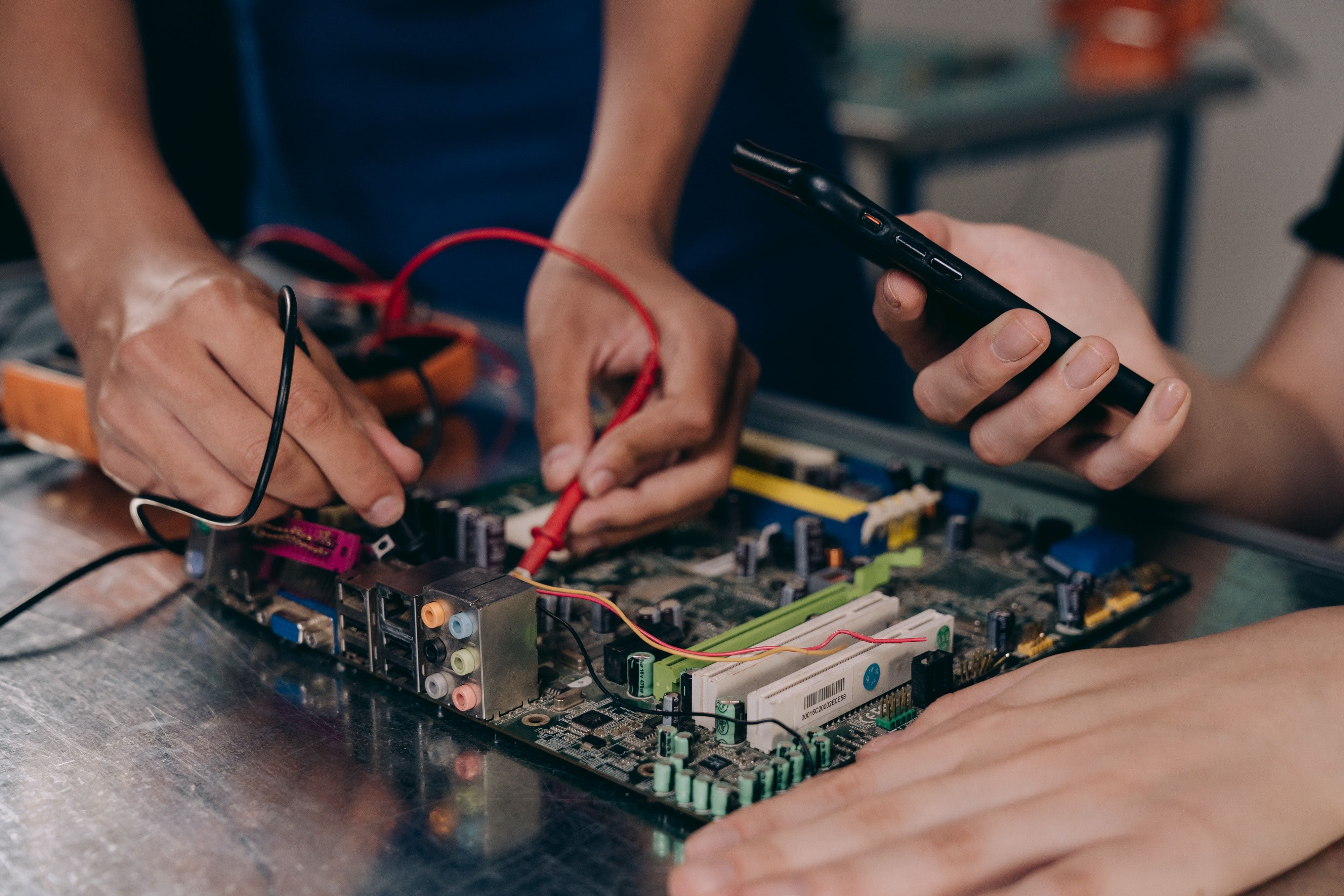 Electrician Kuwait provides repair services, for AC, washing machines, refrigerators and other appliances.